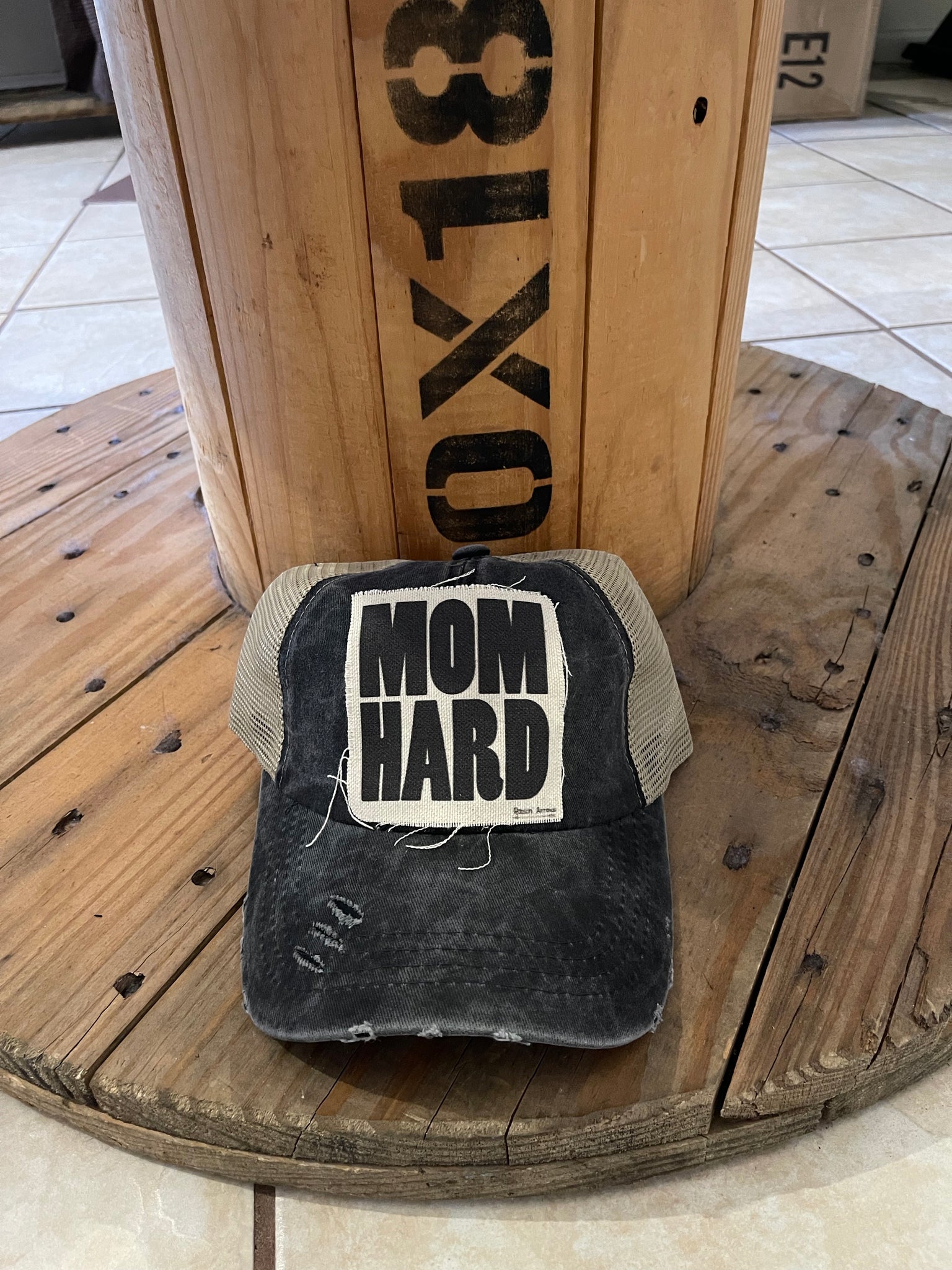 MOM HARD -Trucker Hat